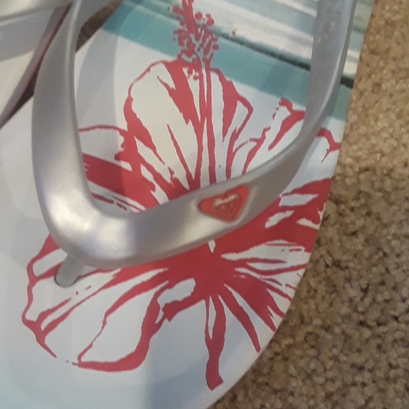 Like New Roxy Flip Flops - Picture 2 of 4